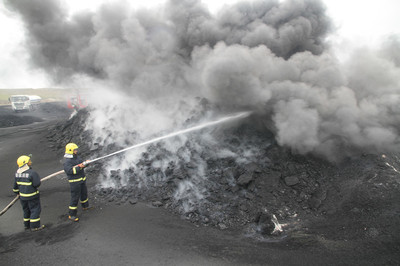 千噸煤炭自燃引關注，消防及時滅火保安全，資本投資或轉向綠色能源